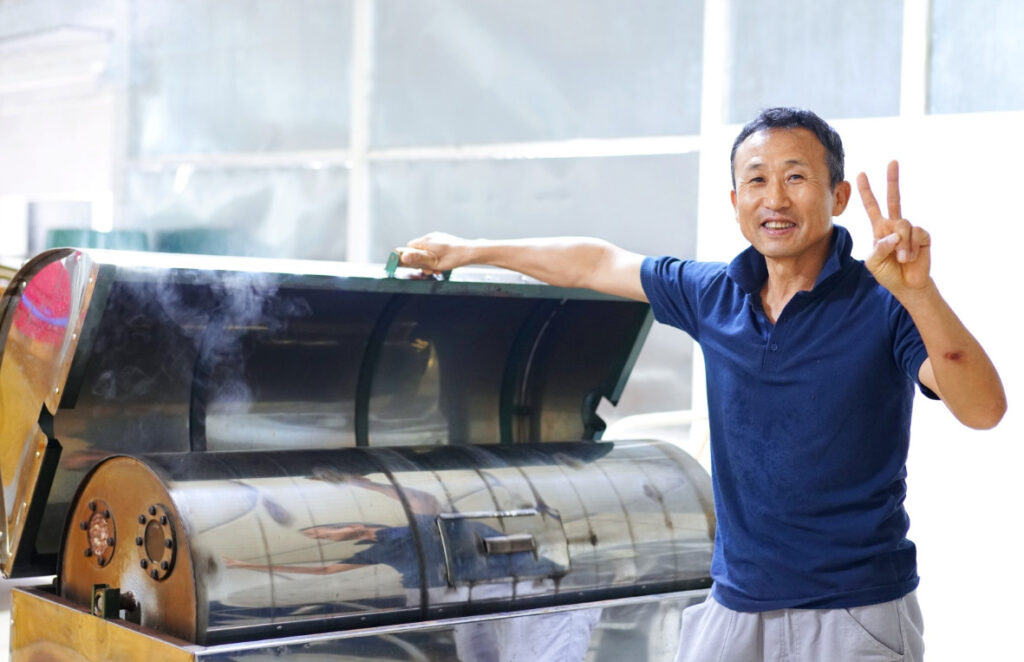O processo de fazer a pasta de amendoim da COAFOR: torrada com honestidade e moída suavemente para um sabor único.